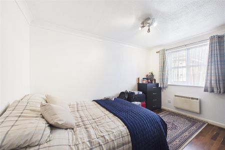 2 bedroom Flat in Worcester Gardens, Slough - Photo 2