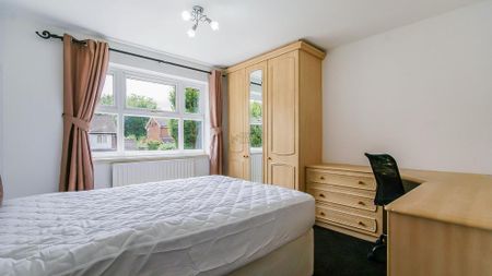 4 bedroom semi-detached house to rent - Photo 4