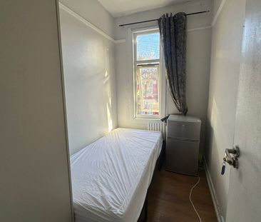 Room in a Shared House, Clements Road, E6 - Photo 1
