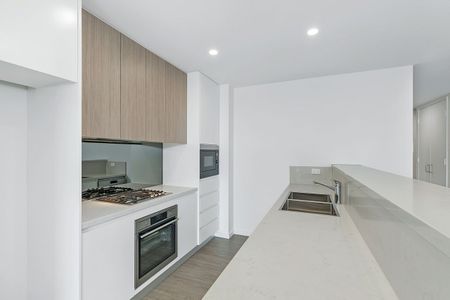 Luxuriously Appointed Three Bedroom Apartment - Photo 5