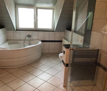 Schöne Dachgeschoss Wohnung - Photo 2