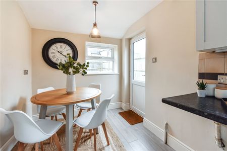 2 bedroom cottage to rent Wickham Road, Fareham, Hampshire, PO16 - Photo 3