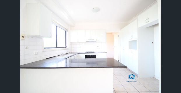 MODERN 4 BEDROOM HOUSE - Photo 1