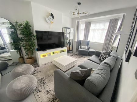 4 Bedroom House To Let - Photo 4