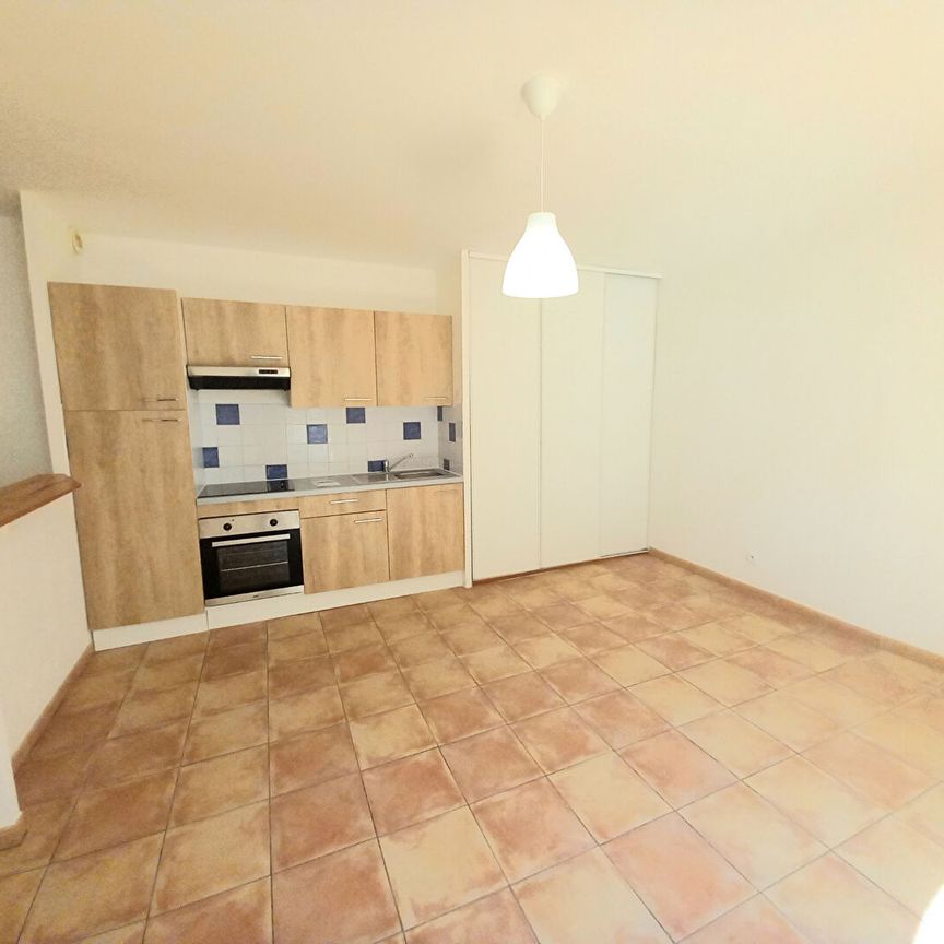 SAINT CHAMAS CENTRE VILLE APPARTEMENT T1, - Photo 1