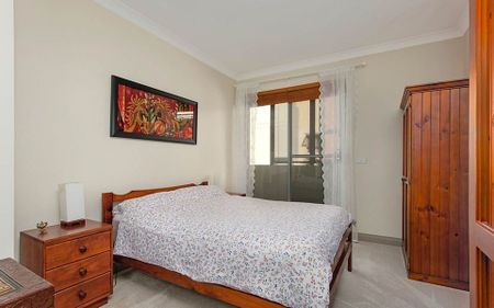 Renovated 3 Bedroom Luxurious Penthouse Style Apartment in Prime Location&excl;&excl; - Photo 3