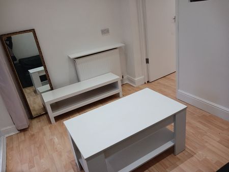 1 Bed Flat, St. Johns Road, NW11 - Photo 3