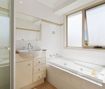 LARGE FAMILY TOWNHOUSE - Photo 5