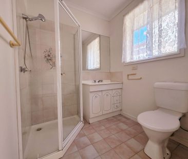 Bright and spacious, three bedroom residence in quiet court location - Photo 4