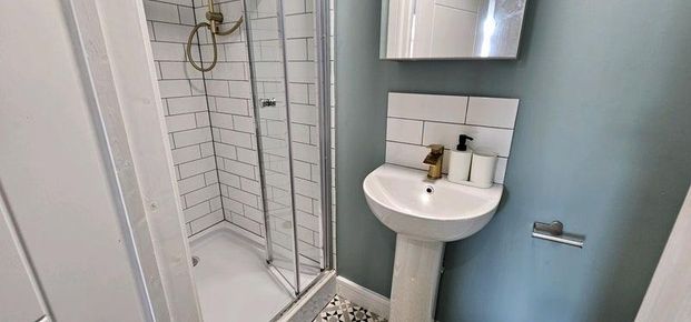 1 bedroom in a house share to rent - Photo 1