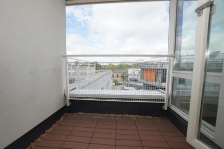 Gemütliche 2-Raum-Wohnung mit Dachterrasse und moderner Einbauküche! - Foto 2