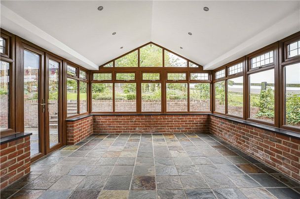 A stunning 5 bedroom family home situated on the outskirts of Wantage overlooking fields. The property offers open plan family living, 5 bedrooms, study, beautiful gardens and spacious terraces, perfect to enjoy country living with the convenience of a popular market town. - Photo 1