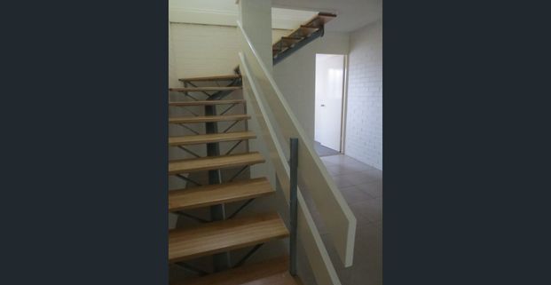 3 bedroom townhouse close to all! - Photo 1