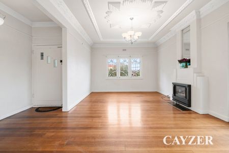 SPACIOUS APARTMENT A BLOCK FROM THE BEACH - Photo 4