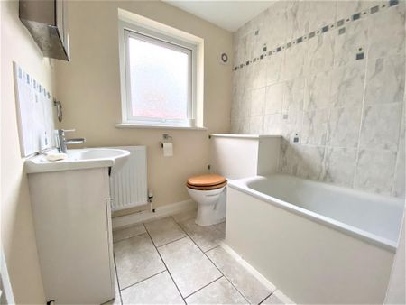 2 bedroom end of terrace house to rent - Photo 4