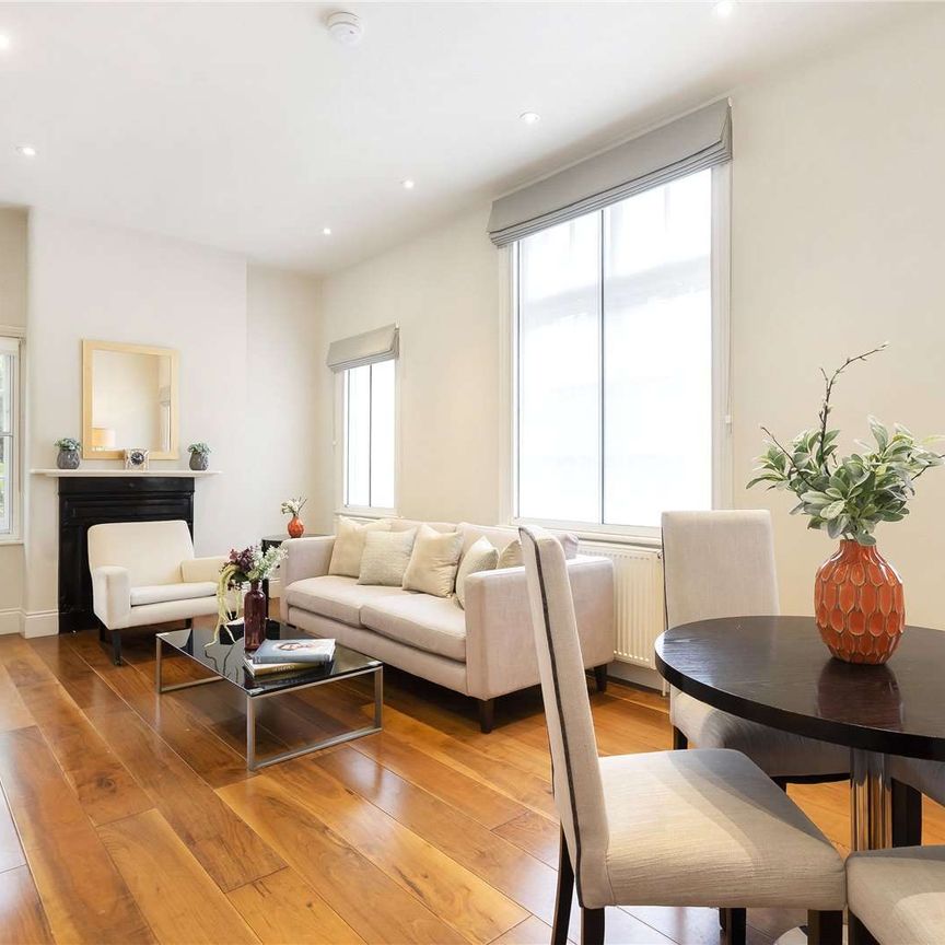 A well presented light and modern duplex apartment moments from the amenities of Victoria and Elizabeth Street. - Photo 1