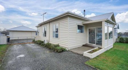 Spacious Four-Bedroom Villa with Character and Comfort - Photo 5