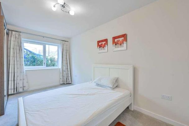 Springfield Drive, Tooting Bec, SW17 - Photo 1