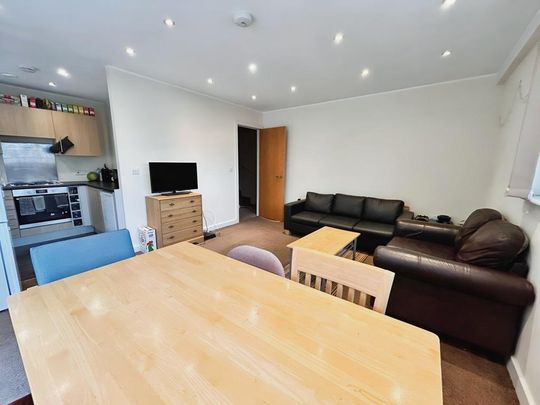 4 bedroom flat to rent - Photo 1