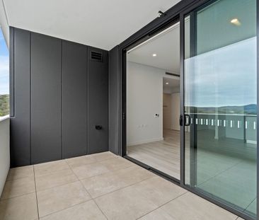 Stunning Designer Apartment with Panoramic City Views - Photo 3