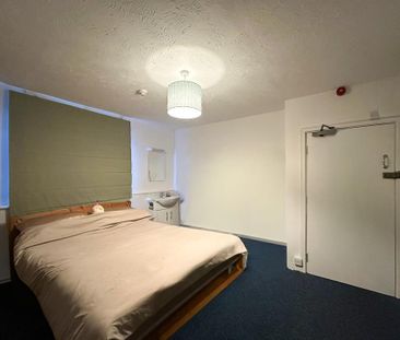 1 bedroom in a house share to rent - Photo 2
