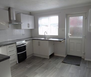 2 bedroom terraced house to rent - Photo 2