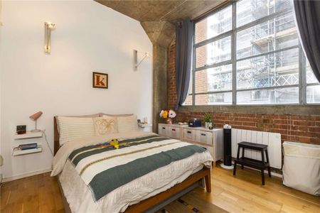 A loft apartment with private terrace forming part of a former print works on the banks of the Wenlock Basin, Regent's Canal. - Photo 3