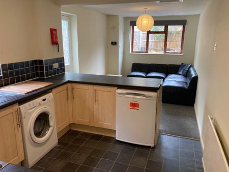 5 Bed Terraced House, Milton Road, SO15 - Photo 5