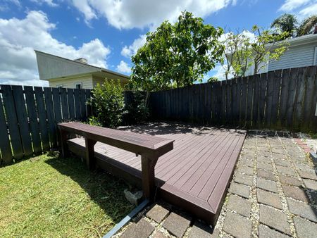 4 bedrooms, Te Atatu Peninsula - Photo 4