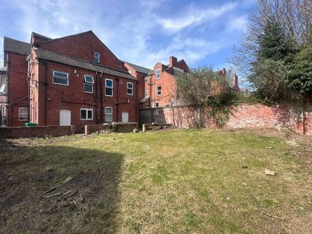 4 bedroom flat to rent - Photo 2