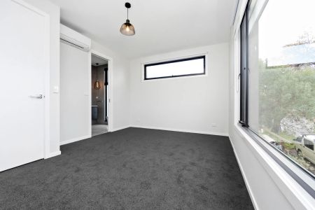 2A Warleigh Road, West Footscray. - Photo 5