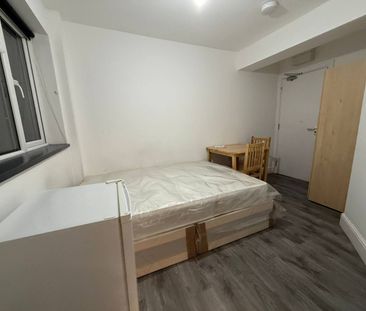 Bedsit close to ilford station-880 - Photo 4