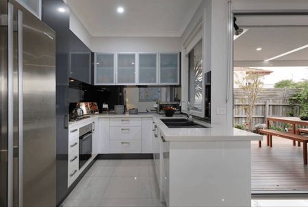 Modern Townhouse, Superbly Presented - Photo 3