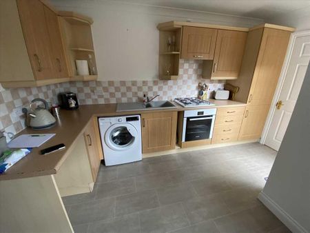 2 bedroom end of terrace house to rent - Photo 4