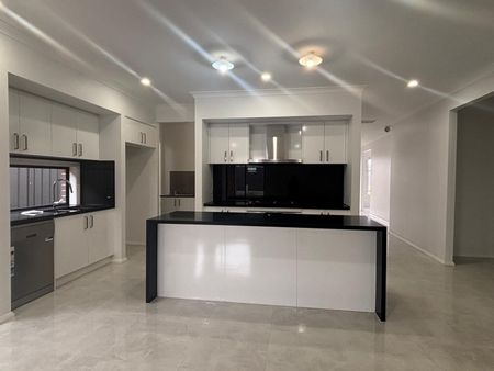 Modern and Spacious 4-Bedroom Family Home with 2 Bathrooms and Double Garage - Photo 3