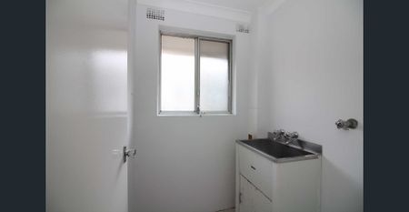 Air conditioning, no carpet, excellent location! - Photo 3