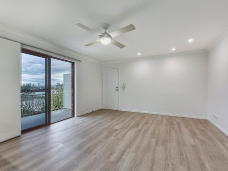 Renovated Top Floor Unit with Stunning City Views - Photo 4