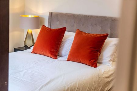 A selection of luxury two bedroom apartments in this well run and sought after mansion block. - Photo 5
