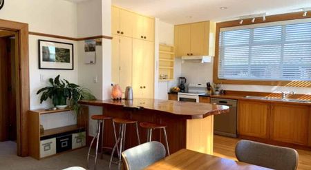 Beautifully renovated fully furnished spacious character home just minutes from the Beach! - Photo 4