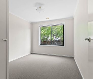 Immaculate Four-Bedroom Home in Prime Lyndhurst Location! - Photo 3