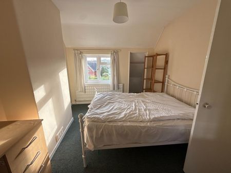 4 bedroom semi-detached house to rent - Photo 2