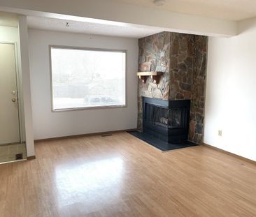 Spacious 3 Bedroom Townhouse in Glendale - Photo 1