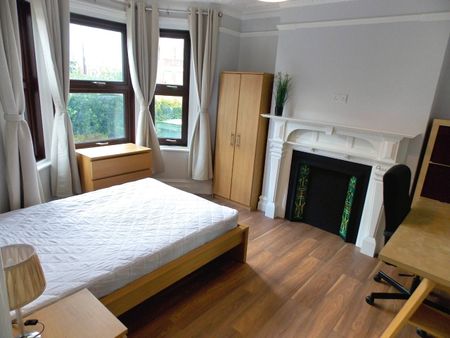 5 Bed Semi-Detached House, Devonshire Road, SO15 - Photo 2