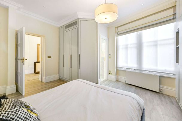 A brand newly refurbished apartment finished to the highest of standards in a portered building moments from Harrods and Hyde Park. - Photo 1