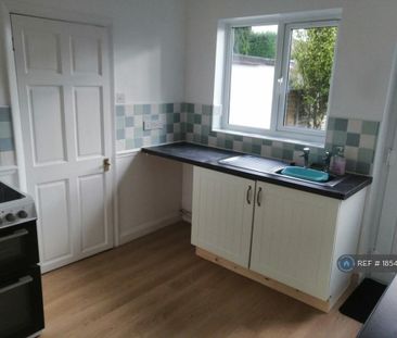 3 bedroom semi-detached house to rent - Photo 4