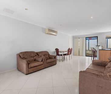 Low-Maintenance 3-Bedroom Villa in Convenient Location - Photo 2