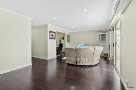 Five Bedroom + Study Fully Furnished Coastal Home � 6 Month Lease available - Photo 4