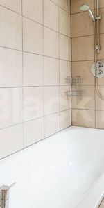 Spacious 4 bed 2 bath within a private modern development mins to ucl - Photo 3