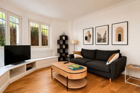 Appartement à louer rue Parent de Rosan, Paris 16ème - Photo 2