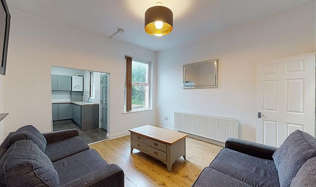 Modern 6-Bedroom Student House with Spacious Garden - Photo 1